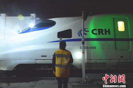 春運(yùn)中的動(dòng)車組女子“美容師”：讓“鐵龍”煥新顏